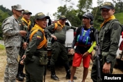 Duberney Moreno, ex rebel of the FARC, rafting guide and instructor, speaks with members of the police and the army in Miravalle, Colombia November 9, 2018. Picture taken November 9, 2018. REUTERS/Luisa Gonzalez