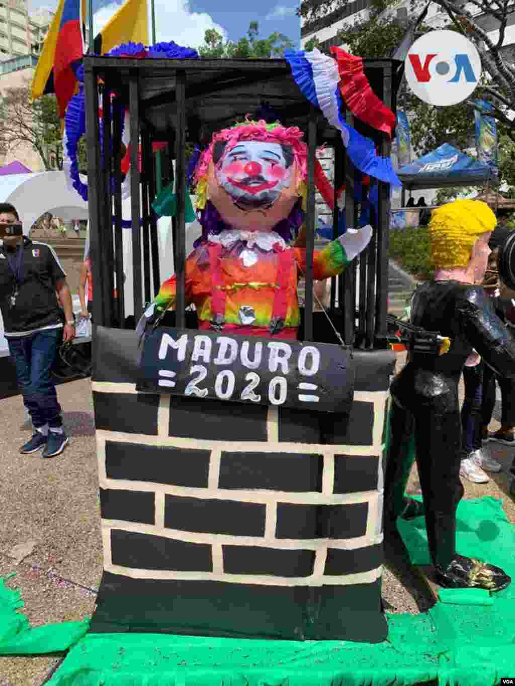 El presidente en disputa Nicolás Maduro ordenó decorar algunos espacios de Caracas para celebrar las festividades e incluso concedió un día adicional de asueto. Foto: Luisana Solano - VOA.