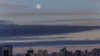 La luna se alza sobre la capital ucraniana Kiev, en Ucrania, el viernes 18 de febrero de 2022.