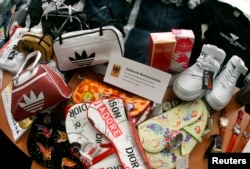 Pictured here are counterfeit branded fashion goods presented during the annual news conference of the customs duty office at Frankfurt Airport, March 21, 2007. (FILE PHOTO/REUTERS/Alex Grimm GERMANY)