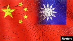 资料照：在这张摄于2023年4月11日的插图中，透过破碎的玻璃可以看到中国和台湾的旗帜。（路透社）