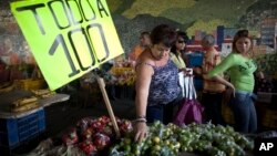 Los economistas pronostican que la medida podría llevar la inflación hasta 900% este año.