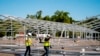 Obreros instalan una gran carpa en la localidad de Orchard Beach, Nueva York, el 27 de septiembre de 2022, para albergar a los migrantes que están llegando a la ciudad.