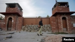 A police officer walks past Central Jail in Peshawar June 21, 2012. Pakistani authorities have sentenced Pakistani doctor Shakil Afridi, accused of helping the CIA find Osama bin Laden to 33 years in jail on charges of treason. (Reuters)