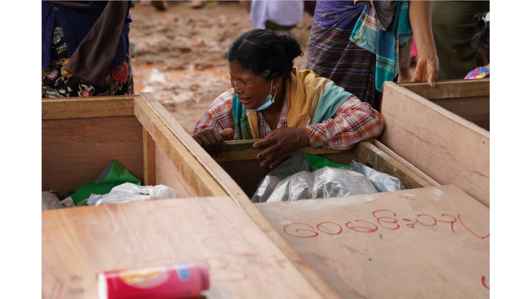 ဖားကန့် စွန့်ပစ်မြေစာပုံ ပြိုကျမှုအတွင်း သေဆုံးသွားသူအတွက် ငိုကြွေးနေသည့် အမျိုးသမီးတဦး။ (ဇူလိုင် ၃၊ ၂၀၂၀)