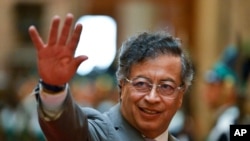 El presidente colombiano Gustavo Petro llega al Congreso de Uruguay para asistir a la ceremonia de juramentación del presidente electo Yamandu Orsi, el sábado 1 de marzo de 2025, en Montevideo. 