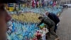 Predsjednik Ukrajine Volodimir Zelenski i kancelar Njemačke Olaf Šolc prisustvuju ceremoniji u čast preminulih vojnika, u Kijevu u Ukrajini, 2. decembra 2024. (Foto: AP/Evgeniy Maloletka)