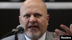 El fiscal de la CPI, Karim Khan, habla durante una conferencia de prensa en el tribunal de Jurisdicción Especial para la Paz en Bogotá, el 27 de octubre de 2021.