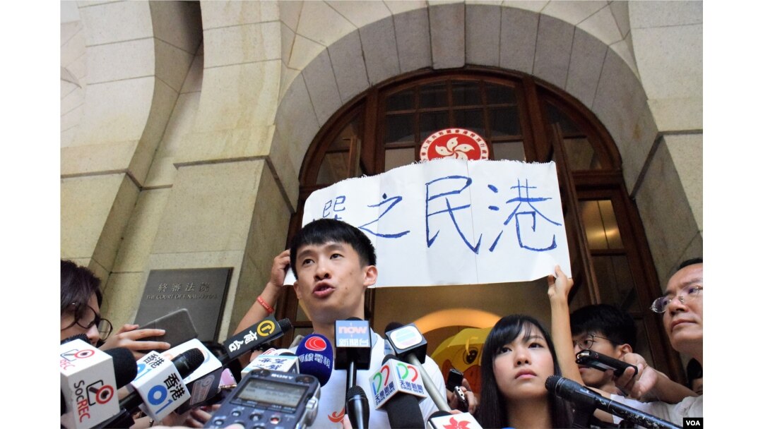 青年新政梁頌恆及游蕙禎在法庭外會見記者(攝影﹕美國之音湯惠芸)