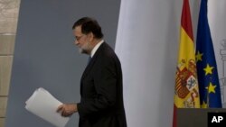 Spain's Prime Minister Mariano Rajoy leaves after making a statement after a special Cabinet meeting at the Moncloa Palace in Madrid, Spain, Friday, Oct. 27, 2017. (AP Photo/Paul White)