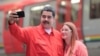 El presidente de Venezuela, Nicolás Maduro, se toma una "selfie" con su esposa, Cilia Flores, a su llegada a un acto con trabajadores del transporte en Caracas, el jueves, 24 de enero de 2018.