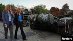 La administradora de la Agencia de Estados Unidos para el Desarrollo Internacional (USAID), Samantha Power, recorre las calles de Kien el 6 de octubre de 2022.