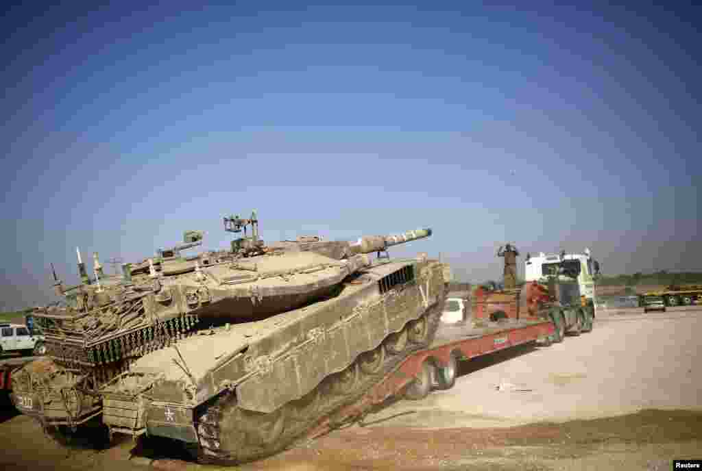 Binh sĩ Israel đưa xe tăng lên xe tải gần biên giới Gaza, ngày 6/8/2014.