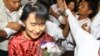 အမျိုးသားဒီမိုကရေစီအဖွဲ့ချုပ် ဥက္ကဌ ဒေါ်အောင်ဆန်းစုကြည် အိန္ဒိယခရီးထွက်ဖို့ ရန်ကုန်လေဆိပ်မှ ထွက်ခွာစဉ် ( နိုဝင်ဘာ ၁၂ရက်၊ ၂၀၁၂၊)