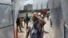 Un hombre con mascarilla camina por una cámara de descontaminación como medida preventiva antes de ingresar al mercado de alimentos de Coche en Caracas, Venezuela. Junio 11, 2020.