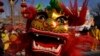 Un artista realiza una danza del león para animar a los visitantes en el templo Dongyue el primer día del Año Nuevo Lunar chino en Beijing el miércoles 29 de enero de 2025. AP