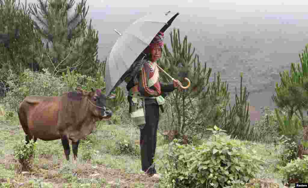 Phụ nữ Hmong tại đèo Pha Đin trong tỉnh Điện Biên, ngày 5/5/2014. Việt Nam đánh dấu 60 năm chiến thắng Điện Biên Phủ chấm dứt chế độ cai trị của Pháp ở Đông Dương.