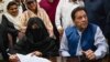 Tsohon Firai Minitan Pakistan Imran Khan (R) da matarsa Bushra Bibi (L) a babban kotu na Lahore 