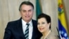 El presidente de Brasil, Jair Bolsonaro, se encuentra con la embajadora de Venezuela en Brasil, María Teresa Belandria, durante la ceremonia de presentación de credenciales de varios nuevos diplomáticos en el Palacio de Planalto en Brasilia, Brasil, el 4 de junio de 2019.