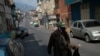 Hombre usa máscara protectora como precaución contra la propagación del coronavirus mientras camina en el barrio de Lidice de Caracas, Venezuela.
