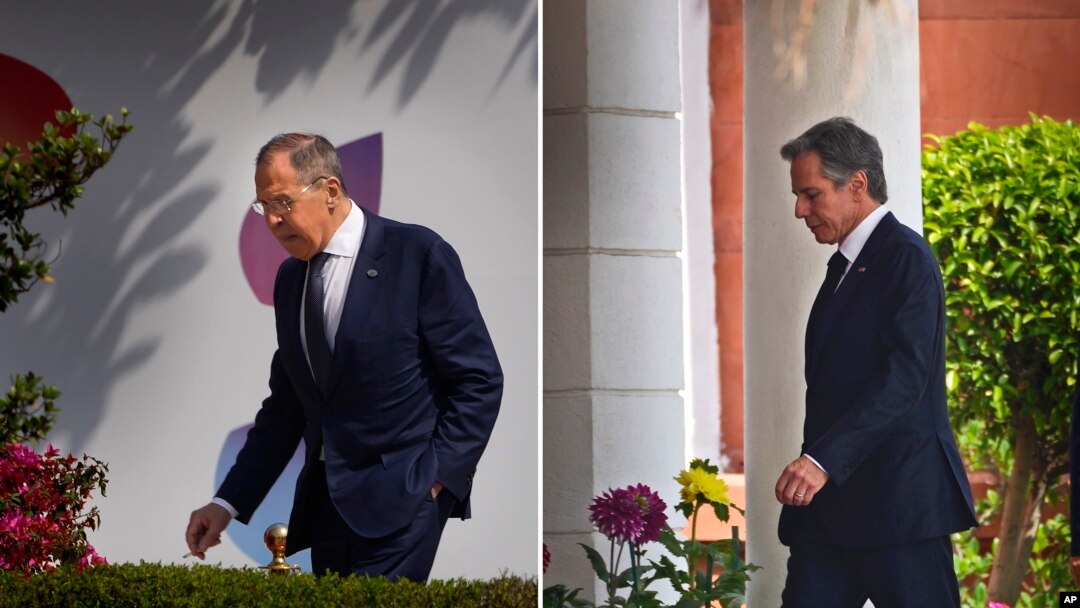 Kombinacija dve fotografije na kojima se vide šef diplomatije Rusije Sergej Lavrov (levo) i američki državni sekretar Entoni Blinken kako ulaze na drugu sesiju samita ministara spoljnih poslova zemalja članica G-20, u Nju Delhiju (Foto: AP/Manish Swarup)