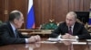 El presidente de Rusia, Vladimir Putin, derecha, ordenó a sus ministros que no inicien conversaciones de desarme con Washington.