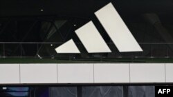 (ARCHIVO) Adidas anunció el 29 de octubre de 2024 que había llegado a un acuerdo amistoso con el controvertido rapero estadounidense Ye para poner fin a todos los procedimientos judiciales que les afectan durante dos años. AFP