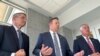 ARCHIVO: De izq. a der., los fiscales generales republicanos Drew Wrigley de Dakota del Norte, Kris Kobach de Kansas y Marty Jackley de Dakota del Sur hablan con periodistas después de una audiencia en un tribunal federal en Bismarck, Dakota del Norte, el 15 de octubre de 2024. 