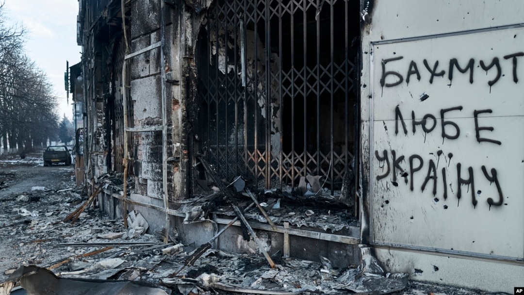 Centar grada oštećen ruskim granatiranjem. Na zidu piše "Bahmut voli Ukrajinu", region Donjeck, 10. februar 2023. (Foto: AP/Libkos)