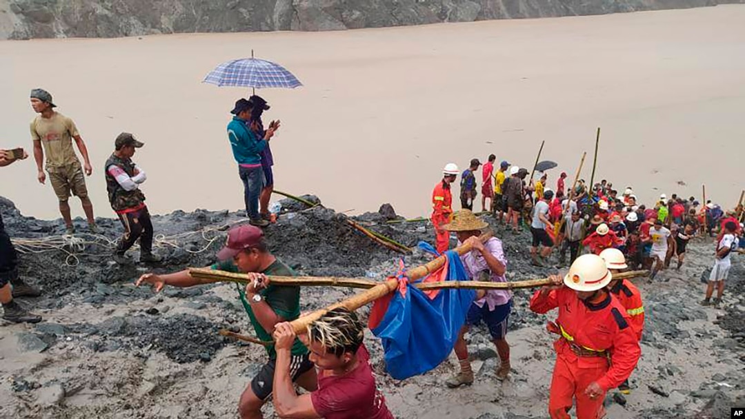 ဖားကန့် စွန့်ပစ်မြေစာပုံ ပြိုကျမှုအတွင်း ထိခိုက်ဒဏ်ရာရသူကို သယ်ဆောင်လာသည့် ကယ်ဆယ်ရေးဝန်ထမ်းများ။ (ဇူလိုင် ၂၊ ၂၀၂၀)