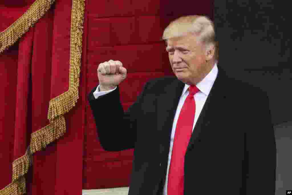 President-elect Donald Trump pumps his fist as he arrives during the 58th Presidential Inauguration at the U.S. Capitol in Washington, Jan. 20, 2017. 