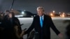 El presidente Donald Trump habla con los periodistas junto al Air Force One después de regresar a la Base Conjunta Andrews, Maryland, el 2 de febrero de 2025.