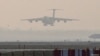 Un avión de la Fuerza Aérea de los EE. UU. que transportaba suministros de socorro COVID-19 desde EE.UU. se prepara para aterrizar en la terminal de carga del Aeropuerto Internacional Indira Gandhi en Nueva Delhi, la India, el 30 de abril de 2021.