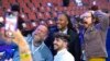 ARCHIVO - El congresista Malcolm Kenyatta, en el centro, posa con un grupo de creadores de contenido en la Convención Nacional Demócrata, el 22 de agosto de 2024, en el United Center en Chicago.