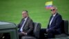 ARCHIVO - El presidente colombiano Gustavo Petro, a la izquierda, y el ministro de Defensa, Iván Velásquez, viajan en un vehículo militar durante una ceremonia de juramentación del nuevo comandante del Ejército en Bogotá, Colombia, el 31 de mayo de 2024.