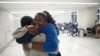 La inmigrante haitiana Valerie Laveus es recibida por su sobrino en el aeropuerto de Ford Lauderdale, en la Florida, tras llegar a EEUU bajo el programa de libertad condicional humanitaria del presidente Joe Biden, el 9 de agosto de 2023.