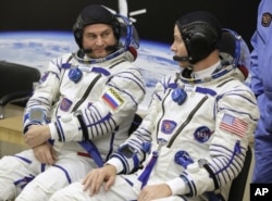 American astronaut Nick Hague (right) and Russian cosmonaut Alexey Ovchinin speak before taking off aboard a Soyuz MS-10 capsule to the International Space Station, in Baikonur, Kazakhstan, on October 11, 2018. (AP Photo / Dmitri Lovetsky)
