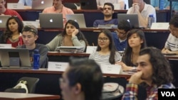 An undergraduate business class at Emory University's Goizueta Business School.