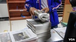 ​The Cambodia Daily's final issue on Sept 04, 2017 (Khan Sokummono/VOA Khmer)