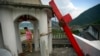 资料照：中国浙江省平阳县一所基督教教堂建筑的十字架被政府拆除。（2015年7月29日）