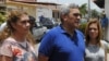 El general retirado Raúl Baduel habla con los medios junto a su esposa Cruz Maria de Baduel (izquierda) y su hija en agosto de 2015.