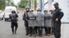 ARCHIVO - Oficiales de policía vigilan afuera de la oficina del Fiscal General de la República de Nicaragua, donde Félix Maradiaga, aspirante al puesto de la oposición Unidad Nacional Azul y Blanco (UNAB), fue citado por las autoridades, en Managua, el 8 de junio de 2021. 