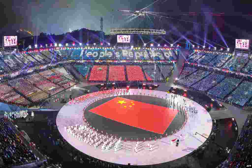 2018年平昌冬奥会开幕式上,中国运动员入场时,平昌体育场显示中国国旗(2018年2月9日)。