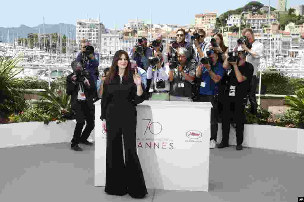 第70届戛纳国际电影节的主持人,演员莫妮卡·贝鲁奇(Monica Bellucci) 在戛纳亮相(2017年5月16日)