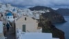 Una vista de las iglesias ortodoxas en el pueblo de Oia de la isla de Santorini, Grecia, el 4 de febrero de 2024.
