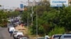 Ciudadanos esperan en fila para poder comprar combustible en una estación de gasolina de la petrolera estatal Pdvsa, en Maracaibo, Venezuela. Mayo 17 de 2019.
