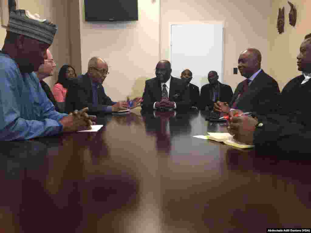 Dan takarar shugaban kasa na babbar jam’iyar hamayya a Najeriya PDP, Alh Atiku Abubakar taare da shugabanin Muryar Amurka, Janairu 18, 2019 
