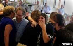 El personal del South Florida Sun Sentinel celebra su agridulce honor luego de ganar el Premio Pulitzer por el Servicio Público, por su cobertura del tiroteo en la escuela Parkland, en la sala de redacción de Deerfield Beach, Florida, EE.UU., el 15 de abril de 2019.