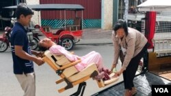 Reaksmey Mary and her mother Khem Vy took mobilituk, a tuk tuk designed for disabled person in Phnom Penh on December 21, 2016. (Hean Socheata/ VOA Khmer)