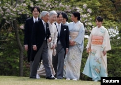 Japan's Emperor Akihito, flanked by Empress Michiko, leads his royal family members Crown Prince Naruhito (C), Crown Princess Masako (2nd R), Prince Akishino (L), Princess Kiko (3rd R) and their daughter Princess Mako to greet guests.